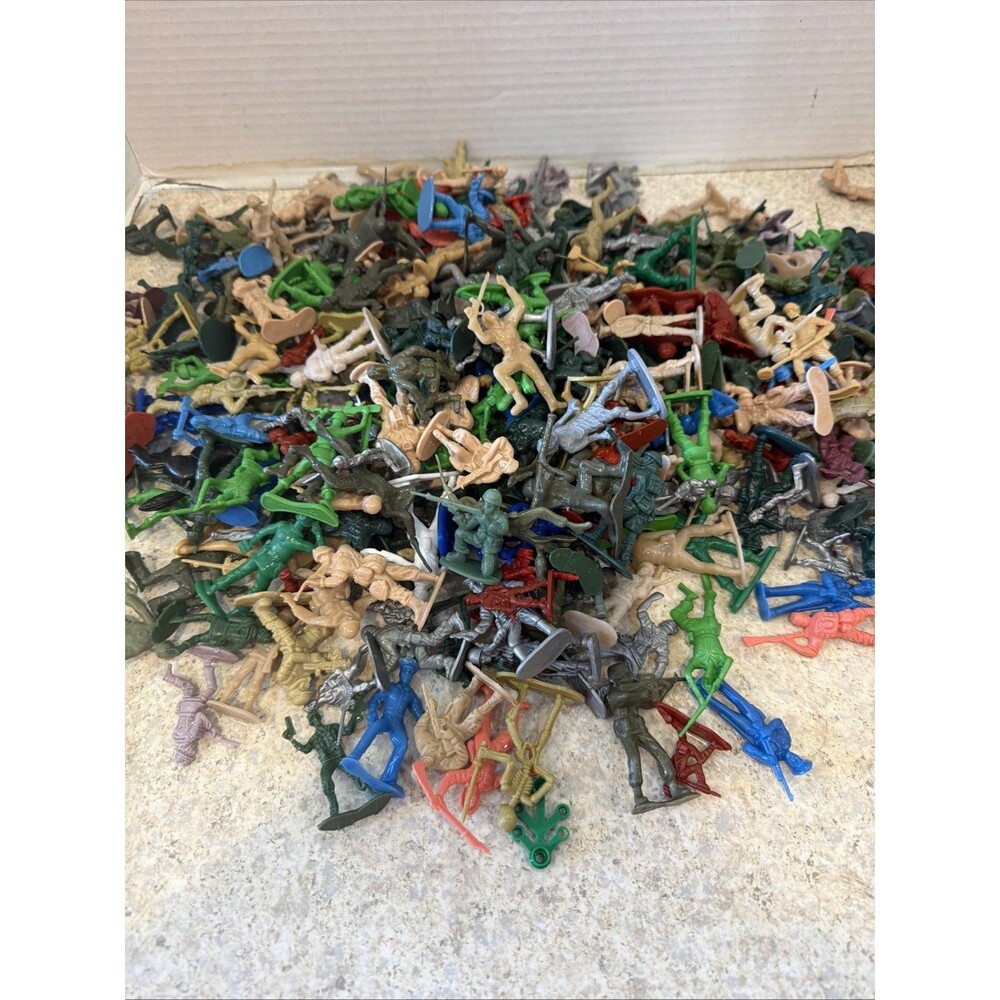 Vintage Lot Of Plastic Toy Soldiers 300 plus Asst Makers
